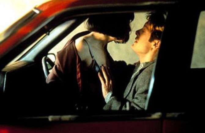 Секс в автомобиле - вариант, когда мужчина сидит на водительском сидении, а девушка садится ему на колени лицом к нему