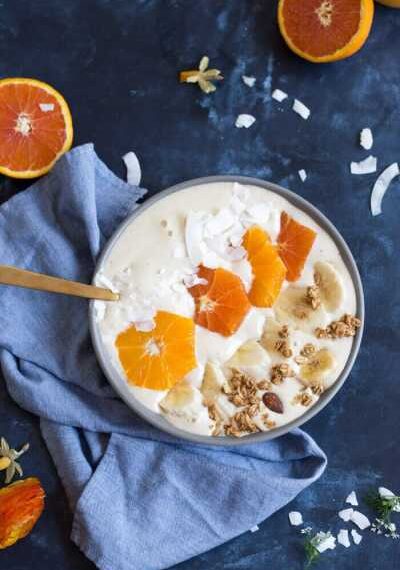 Густой апельсиновый смузи в миске — то, что нужно зимним утром!