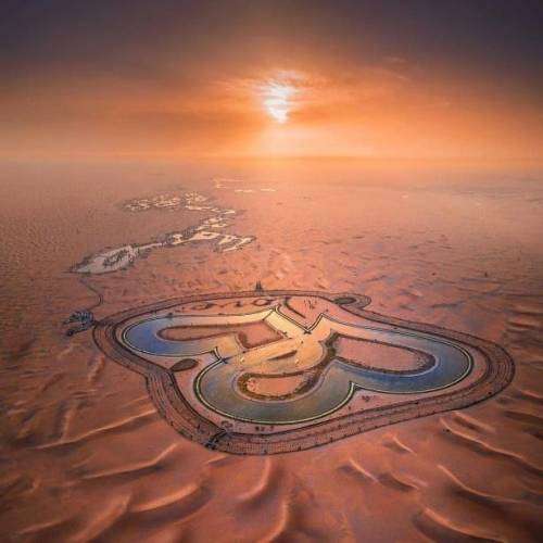 Уникальное озеро в Дубае в виде двух переплетающихся сердец (10 фото)