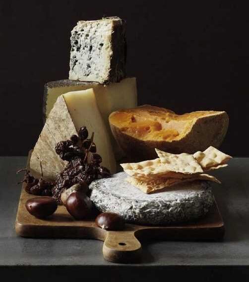 Кухонные лайфхаки: Как правильно резать сыр в зависимости от сорта