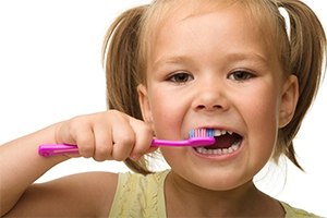 Чем лучше чистить зубы - щеткой или нитью?