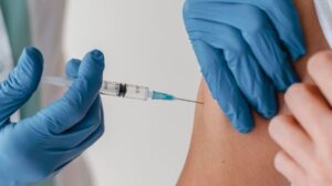 Чи можуть бути ускладнення після вакцинації? Правда та міфи