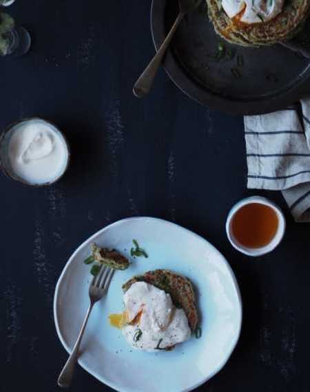 Картофельные безглютеновые панкейки с яйцом пашот