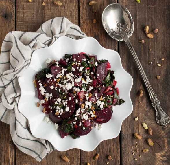 Запеченная свекла с фисташками, травами и цедрой апельсина