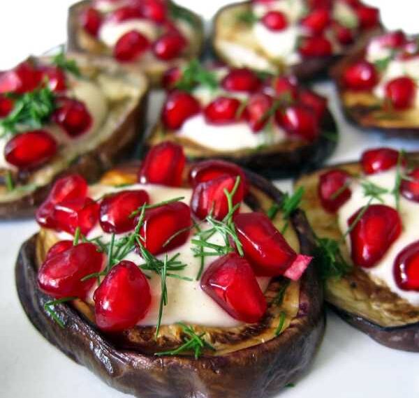 Нарядная закуска из баклажана с гранатом и тахини
