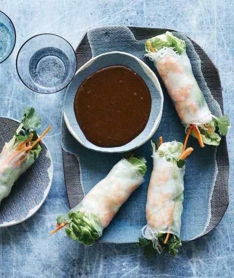 Как приготовить кутабы с авокадо, кедровыми орехами и зеленью