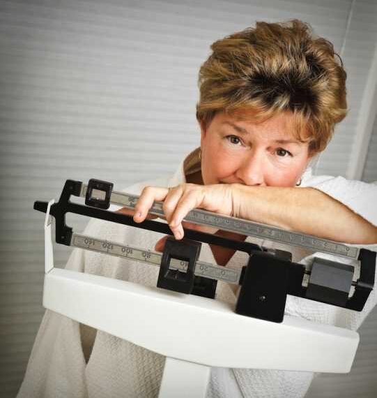 Почему женщины полнеют после менопаузы