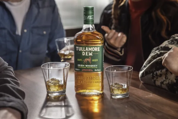 Це недатована роздаткова фотографія ірландського віскі Tullamore DEW, Tesco. Дивіться функцію PA DRINK St Patricks. ПОПЕРЕДЖЕННЯ: це зображення можна використовувати лише для супроводу PA Feature DRINK St Patricks. PA Фото. Автор зображення має бути таким: Tullamore Dew/PA.