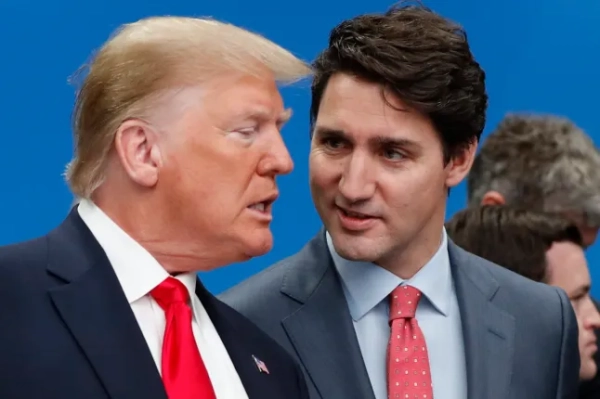 ФАЙЛ - Президент США Дональд Трамп (ліворуч) та прем'єр-міністр Канади Джастін Трюдо розмовляють перед початком круглого столу НАТО в готелі-курорті The Grove у Вотфорді, графство Гартфордшир, Англія, 4 грудня 2019 року. (Фото AP/Френк Аугштейн, файл)