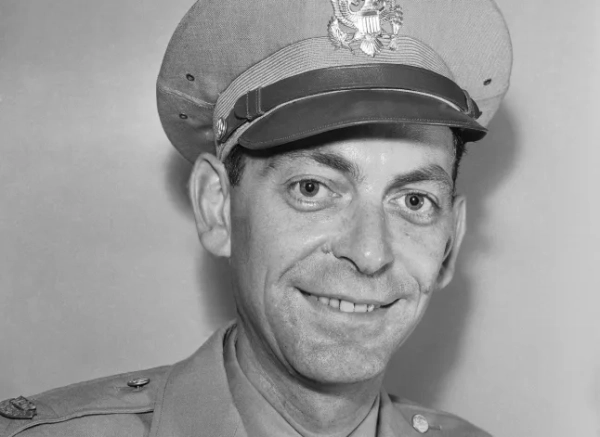 Едвард Кеннеді, зображений 8 вересня 1944 року, очолить бюро Associated Press у Парижі, відповідальний за великий штат кореспондентів та фотографів Associated Press, які висвітлюють війну на західному фронті, оголосив 8 вересня виконавчий директор Кент Купер. Кеннеді працює на цій посаді сім років, а останні три роки очолював військовий штаб Associated Press на Середземноморському театрі військових дій. Кеннеді народився в Брукліні, штат Нью-Йорк, 39 років тому, і приєднався до колективу Associated Press у Піттсбурзі в 1932 році. Місцезнаходження невідоме. (Фото AP)