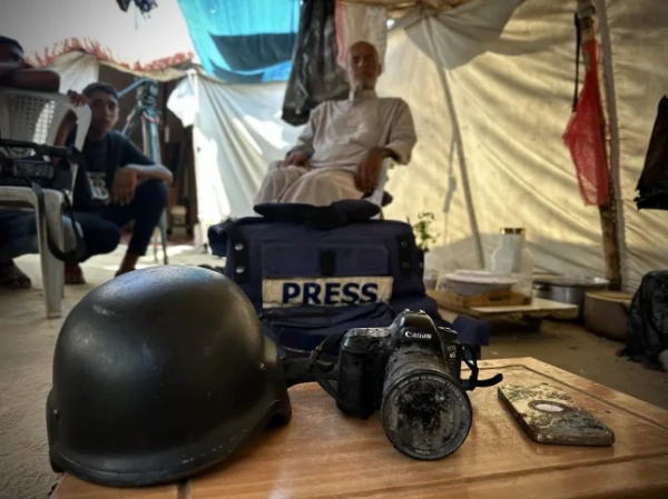 ХАН-ЮНІС, ГАЗА – 27 СЕРПНЯ: Камера, жилет для журналістів, шолом та мобільний телефон, що належать Маріам Абу Дагга, одній із п'яти журналісток, убитих під час нападу ізраїльської армії на медичний комплекс Насера в Хан-Юнісі 25 серпня, під час ексклюзивного інтерв'ю в Хан-Юнісі, Газа, 27 серпня 2025 року. Маріам Абу Дагга, яка працювала журналісткою в різних медіа-організаціях, включаючи Independent Arabia та AP, була однією з журналісток, які залишилися в Газі, щоб донести правду до світу. Родина Маріам, матері однієї дитини, заявила, що їхня дочка дуже постраждала та була виснажена під час нападів на Газу. (Фото Доаа Албаз/Anadolu via Getty Images)