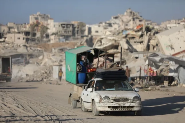 Обов'язкове джерело: Фото APAImages/Shutterstock (15460712aj) Переміщені палестинці тікають з міста Газа до південних районів сектора Газа, у місті Газа, 28 серпня 2025 року, на тлі тривалої війни між Ізраїлем та бойовиками руху ХАМАС. Ізраїльські військові продовжували операції навколо міста Газа, поки президент США Дональд Трамп проводив зустріч щодо післявоєнних планів щодо зруйнованої палестинської території. Фото Омара Аштаві apaimages Переміщені палестинці тікають з міста Газа до південних районів сектора Газа, у місті Газа, місто Газа, сектор Газа, Палестинська територія - 28 серпня 2025 року