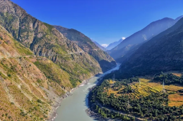 Кохістан, перське слово, що означає «країна гір», — це адміністративний район у провінції Хайбер-Пахтунхва. Кохістан розташований на стику Каракоруму, Гіндукушу та Гімалаїв, що робить його однією з унікальних гірських екосистем світу.