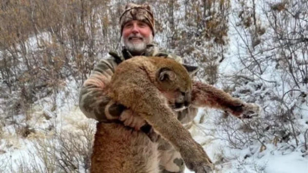 Зображення Ашера Воткінса із соціальних мереж показує його, де він позує з «трофеями»