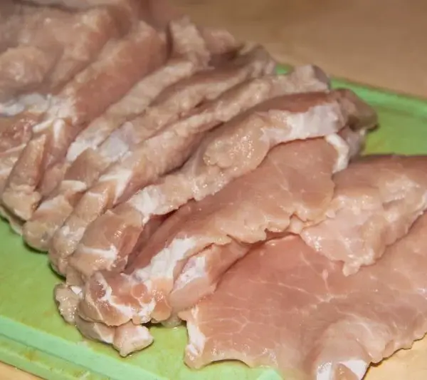 Як швидко розморозити м’ясо: безпечний спосіб, про який забувають