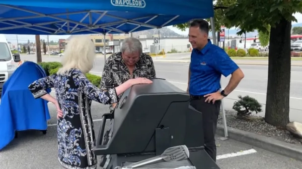 Подружжя з Оканагану в Британській Колумбії останні кілька місяців ділиться доброю канадською добротою. Коли цієї весни розпочався сезон барбекю, подружжя, яке живе в Саммерленді — муніципалітеті, розташованому на західному березі озера Оканаган — почало отримувати дзвінки від грилівників з пекучими питаннями щодо їхніх грилів Napoleon. Хоча в їхній канадській компанії з барбекю не було жодного «стейку», Джим Классен і Мір'яна Комленович робили все можливе, щоб допомогти кожному клієнту, навіть коли абоненти були трохи запальні.