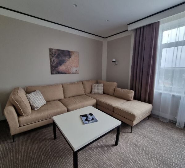 Як працює закон «трьох кольорів»: маленька вітальня здається більше