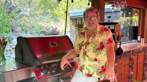 Подружжя з Оканагану в Британській Колумбії останні кілька місяців ділиться доброю канадською добротою. Коли цієї весни розпочався сезон барбекю, подружжя, яке живе в Саммерленді — муніципалітеті, розташованому на західному березі озера Оканаган — почало отримувати дзвінки від грилівників з пекучими питаннями щодо їхніх грилів Napoleon. Хоча в їхній канадській компанії з барбекю не було жодного «стейку», Джим Классен і Мір'яна Комленович робили все можливе, щоб допомогти кожному клієнту, навіть коли абоненти були трохи запальні.