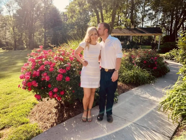 НОВИНИ / 12902007 39-річна жінка з Вірджинії, яка перебувала в клінічній смерті протягом 24 хвилин, що ніби приголомшували її після зупинки серця, розповідає, як це НАСПРАВДІ відчувається майже смерть – і як це змінило її --- Лорен Канадей, яка роками приймала ліки від контрольованої епілепсії, перенесла у себе вдома гранд мал, що спричиняє сильні скорочення м’язів і втрату свідомості, і перестала дихати.