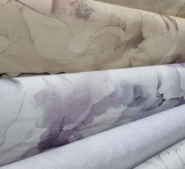 Шпалери з характером: які малюнки «з’їдають» простір і чому