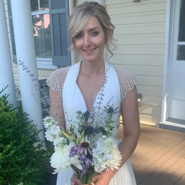 НОВИНИ / 12902007 39-річна жінка з Вірджинії, яка перебувала в клінічній смерті протягом 24 хвилин, що ніби приголомшували її після зупинки серця, розповідає, як це НАСПРАВДІ відчувається майже смерть – і як це змінило її --- Лорен Канадей, яка роками приймала ліки від контрольованої епілепсії, перенесла у себе вдома гранд мал, що спричиняє сильні скорочення м’язів і втрату свідомості, і перестала дихати.