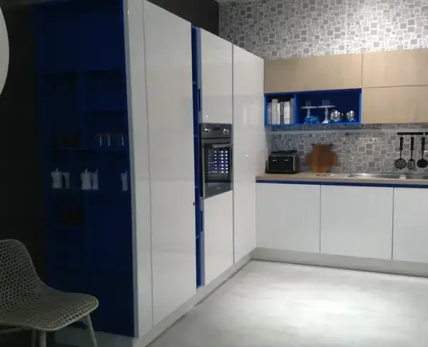 Як використовувати простір над кухонними шафами без відчуття захаращеності: грамотний підхід