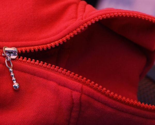 Застрягла блискавка здається: чим змастити і куди натиснути