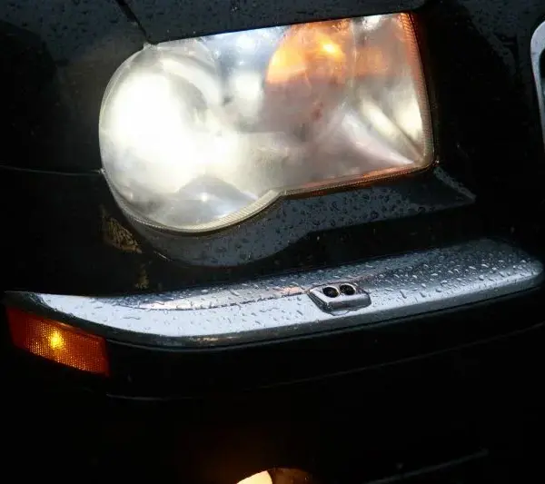 Навіщо включати фари вдень: неочевидний прийом для вашої безпеки