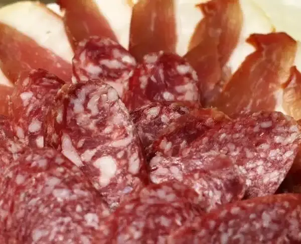 Навіщо замочувати ковбасу в окропі: користь є, та ще якась