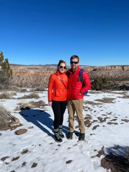 НОВИНИ / 12902007 39-річна жінка з Вірджинії, яка перебувала в клінічній смерті протягом 24 хвилин, що ніби приголомшували її після зупинки серця, розповідає, як це НАСПРАВДІ відчувається майже смерть – і як це змінило її --- Лорен Канадей, яка роками приймала ліки від контрольованої епілепсії, перенесла у себе вдома гранд мал, що спричиняє сильні скорочення м’язів і втрату свідомості, і перестала дихати.