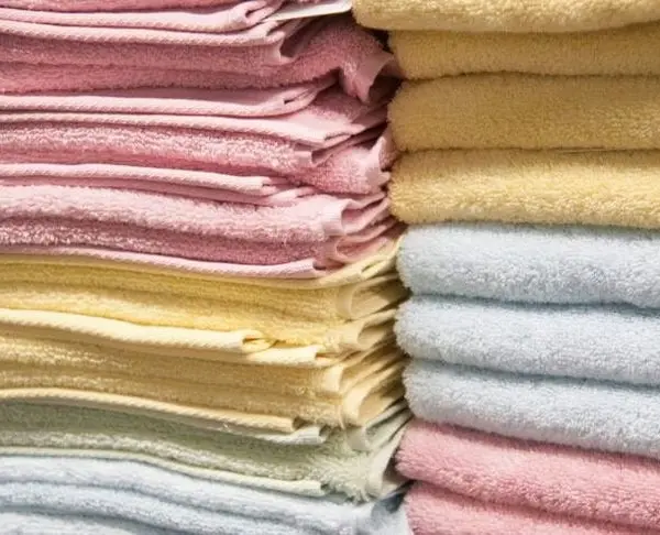 Як повернути свіжість рушникам, які стали пахнути затхлістю: прокип’ятіть з цими 2 добавками