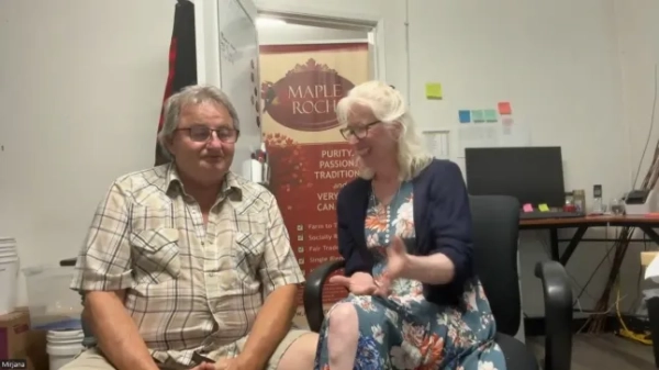 Подружжя з Оканагану в Британській Колумбії останні кілька місяців ділиться доброю канадською добротою. Коли цієї весни розпочався сезон барбекю, подружжя, яке живе в Саммерленді — муніципалітеті, розташованому на західному березі озера Оканаган — почало отримувати дзвінки від грилівників з пекучими питаннями щодо їхніх грилів Napoleon. Хоча в їхній канадській компанії з барбекю не було жодного «стейку», Джим Классен і Мір'яна Комленович робили все можливе, щоб допомогти кожному клієнту, навіть коли абоненти були трохи запальні.