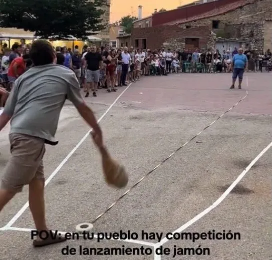 Історія з Jam Press (Конкурс з метання шинки). На фото: відео, на якому іспанські селяни проводять дивний щорічний контент, щоб побачити, хто зможе кинути шинку найдалі. ВІДЕО: Знайдіть собі рівних! Іспанське село проводить дивні змагання з метання шинки. Іспанське село проводить дивні щорічні змагання, щоб побачити, хто зможе кинути шинку найдалі. На кадрах із цьогорічного заходу видно, як учасники, що претендують на перемогу, кидають важкі шинки у позначену зону, що нагадує сектор для метання молота. Ці дивні змагання проводяться щороку в серпні в Карраскоса-де-ла-Сьєрра. Розташоване в іспанській провінції Сорія, село має лише 70 мешканців, які проживають тут цілий рік, але під час святкувань населення зростає до понад 400. Відома як Campeonato de Lanzamiento de Pernil - Чемпіонат з метання шинки, ця традиція зародилася десятиліття тому як жарт серед друзів у місцевому барі. Цього року вона стала вірусною завдяки 24-річному Тальї Бенедикто, який має коріння в селі та поділився монтажем заходу в соціальних мережах. Кинута шинка не марнується — її обгортають скотчем та бульбашковою плівкою перед запуском і слугують трофеєм для того, хто кине її найдалі. Однак традиція передбачає, що переможець ділиться ним як з місцевими жителями, так і з відвідувачами. Цьогорічним чемпіоном серед чоловіків став Серхіо Гарсія, чий кидок досяг 20,55 метрів, як повідомляє What's The Jam. Також є категорії для жінок, які кидають шинку з лопаткою; дітей, які кидають сальчічон; і навіть малюків, які кидають міні-фует. Те, що почалося в 1997 році як незвичайна ідея оживити серпневі свята, стало визначальним символом села. «Місцеві жителі дуже раді, бо ми зробили Карраскосу відомою», — сказав Талія місцевим ЗМІ. Карраскоса — не єдиний іспанський фестиваль дивакуватів. У Каркабуеї, провінція Кордова, проводиться чемпіонат з плювання кісточок оливок. У регіоні Галісія верхівки ріпи літають у повітрі у спеціальному змаганні. У регіоні Наварра проводяться змагання з кидання еспадрильй. А в регіоні Кастилія та Леон учасники кидають мотики в гонитві за славою. КІНЕЦЬ ПРИМІТКА РЕДАКТОРА: Цитати перекладено англійською мовою. Ми рекомендуємо приховувати обличчя дітей у натовпі, зображених на відео, перед публікацією. Для вашого ознайомлення кадри надано з розмитими зображеннями. Ліцензія на використання відео: (НЕВИКЛЮЧНА) Ми отримали невиключну ліцензію від власника авторських прав. Копія ліцензії доступна за запитом. Обмеження відео: Немає.