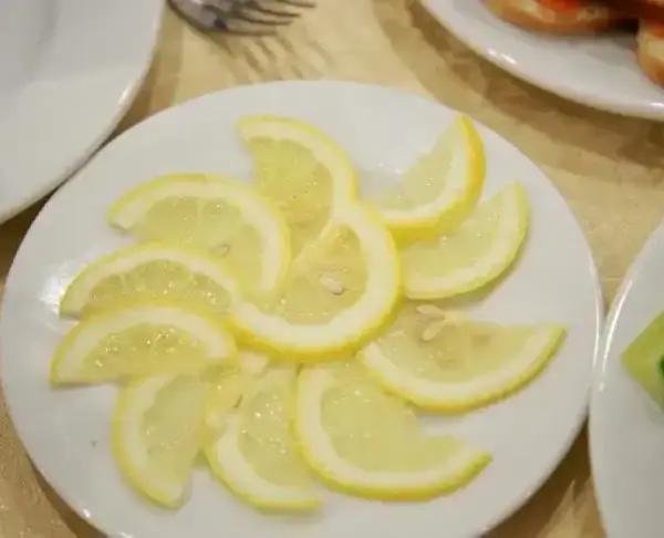 Лимонний трюк для тих, хто не хоче плакати на кухні: найкращий спосіб нарізування цибулі без сліз