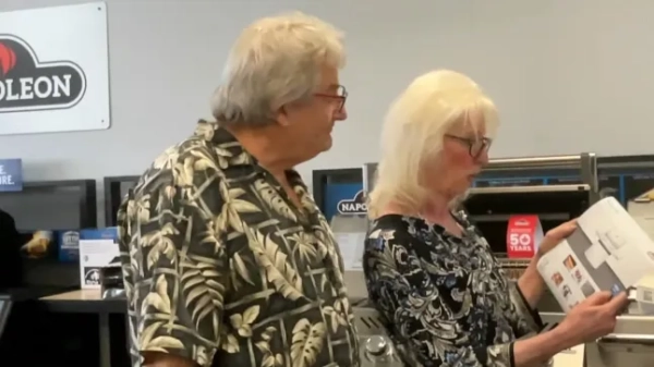 Подружжя з Оканагану в Британській Колумбії останні кілька місяців ділиться доброю канадською добротою. Коли цієї весни розпочався сезон барбекю, подружжя, яке живе в Саммерленді — муніципалітеті, розташованому на західному березі озера Оканаган — почало отримувати дзвінки від грилівників з пекучими питаннями щодо їхніх грилів Napoleon. Хоча в їхній канадській компанії з барбекю не було жодного «стейку», Джим Классен і Мір'яна Комленович робили все можливе, щоб допомогти кожному клієнту, навіть коли абоненти були трохи запальні.