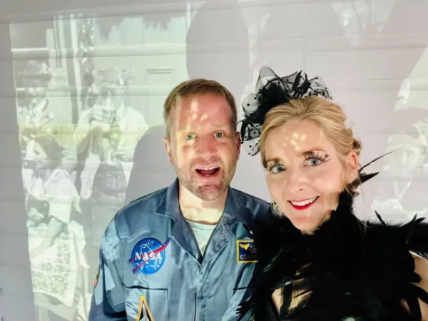 НОВИНИ / 12902007 39-річна жінка з Вірджинії, яка перебувала в клінічній смерті протягом 24 хвилин, що ніби приголомшували її після зупинки серця, розповідає, як це НАСПРАВДІ відчувається майже смерть – і як це змінило її --- Лорен Канадей, яка роками приймала ліки від контрольованої епілепсії, перенесла у себе вдома гранд мал, що спричиняє сильні скорочення м’язів і втрату свідомості, і перестала дихати.