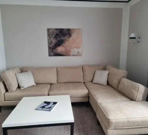 Порожня стіна над диваном: головна помилка, що створює відчуття незакінченого ремонту