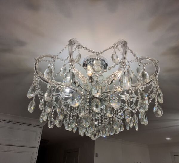 Чому у маленькій квартирі не можна вішати люстру: порада дизайнера