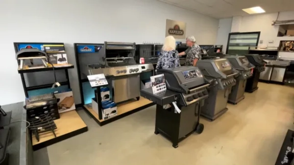 Подружжя з Оканагану в Британській Колумбії останні кілька місяців ділиться доброю канадською добротою. Коли цієї весни розпочався сезон барбекю, подружжя, яке живе в Саммерленді — муніципалітеті, розташованому на західному березі озера Оканаган — почало отримувати дзвінки від грилівників з пекучими питаннями щодо їхніх грилів Napoleon. Хоча в їхній канадській компанії з барбекю не було жодного «стейку», Джим Классен і Мір'яна Комленович робили все можливе, щоб допомогти кожному клієнту, навіть коли абоненти були трохи запальні.