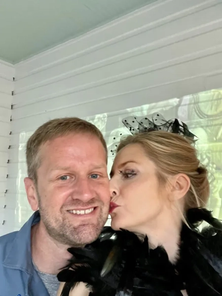 НОВИНИ / 12902007 39-річна жінка з Вірджинії, яка перебувала в клінічній смерті протягом 24 хвилин, що ніби приголомшували її після зупинки серця, розповідає, як це НАСПРАВДІ відчувається майже смерть – і як це змінило її --- Лорен Канадей, яка роками приймала ліки від контрольованої епілепсії, перенесла у себе вдома гранд мал, що спричиняє сильні скорочення м’язів і втрату свідомості, і перестала дихати.