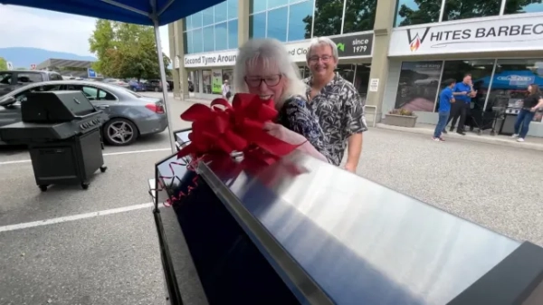 Подружжя з Оканагану в Британській Колумбії останні кілька місяців ділиться доброю канадською добротою. Коли цієї весни розпочався сезон барбекю, подружжя, яке живе в Саммерленді — муніципалітеті, розташованому на західному березі озера Оканаган — почало отримувати дзвінки від грилівників з пекучими питаннями щодо їхніх грилів Napoleon. Хоча в їхній канадській компанії з барбекю не було жодного «стейку», Джим Классен і Мір'яна Комленович робили все можливе, щоб допомогти кожному клієнту, навіть коли абоненти були трохи запальні.