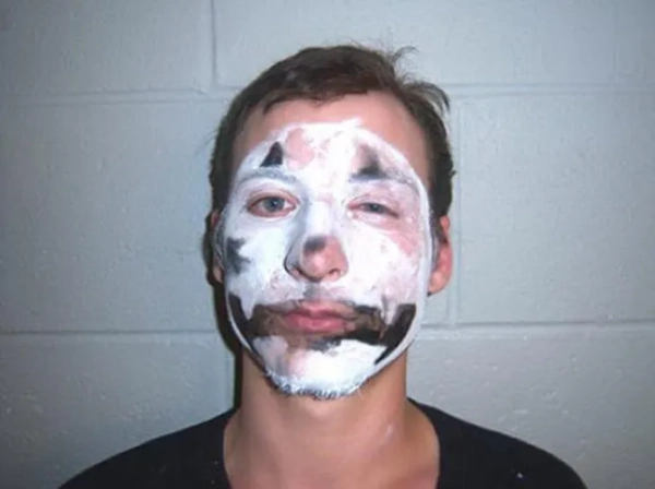 В інтернеті опублікували найкращі фотографії заарештованих під час Хелловіну людей. 20-річного Ендрю Девіса заарештували у травні за те, що він нібито збив чоловіка своєю машиною, протягнув жертву на 30 метрів та втік з місця аварії.