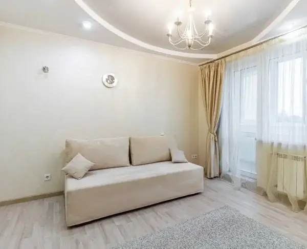 Чому диван не можна ставити до стіни: головна помилка у вітальні, яка руйнує всю затишність