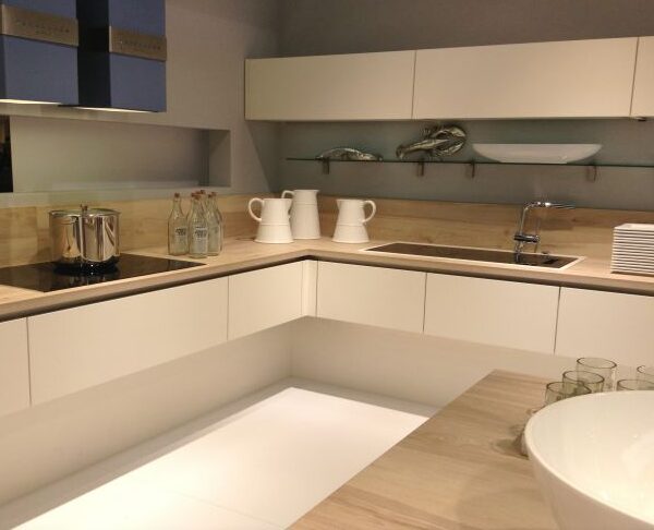 Чому ваша кухня здається тісною: яка помилка в розміщенні меблів «з’їдає» вільний простір