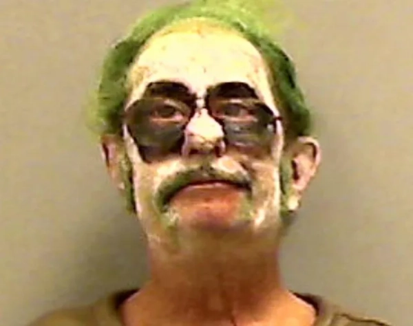 В інтернеті опублікували найкращі фотографії заарештованих під час Хелловіну. Чоловік, одягнений як Джокер, позував для одного неймовірно кумедного фото після того, як 20 жовтня 2013 року йому було висунуто звинувачення у водінні в нетверезому стані. Денніс Лаліме повертався з вечірки на Гелловін, коли розбив свою машину в Піттсфілді, штат Мен, з обличчям, зафарбованим фарбою, та зеленим волоссям, як і бешкетний лиходій з коміксів.