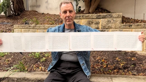 Лоуренс ВоткінсЗнайомтесь з людиною з найдовшим ім'ям у світі... якій довелося виграти тривалу судову битву, щоб отримати свій титул. Взято без дозволу з https://www.guinnessworldrecords.com/news/2025/10/meet-the-man-with-the-worlds-longest-name-who-had-to-win-a-legal-battle-to-keep-itБудь ласка, дотримуйтесь юридичних вимог.