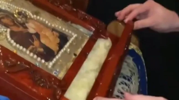 15201619 Таємниця картини, з якої «тече миро»... і віруючі стверджують, що вона дивовижним чином зцілює хворих https://x.com/RealBenLuigi/status/1978647155951771892