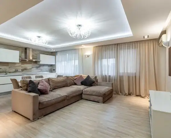 Як розставити меблі у вітальні, щоб усім було комфортно: чому диван біля стіни – головна помилка