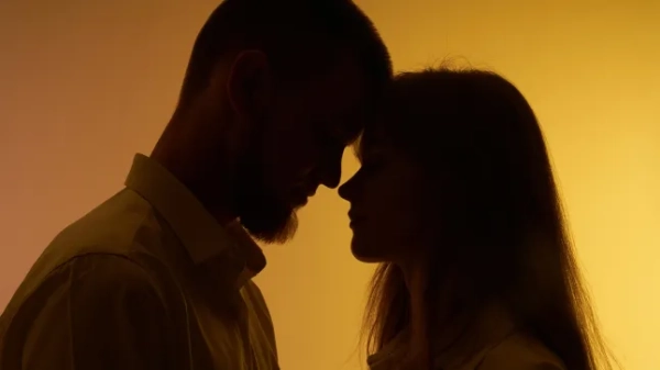 Пара в силуеті на жовтому фоні.