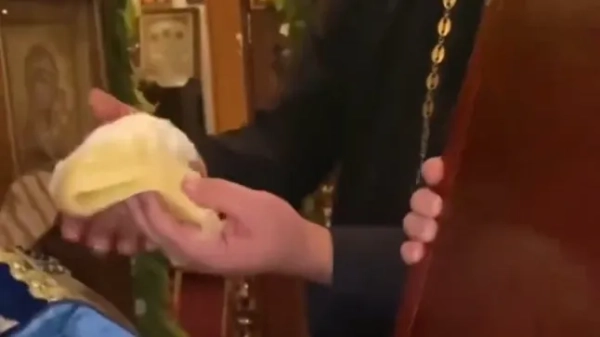 15201619 Таємниця картини, з якої «тече миро»... і віруючі стверджують, що вона дивовижним чином зцілює хворих https://x.com/RealBenLuigi/status/1978647155951771892